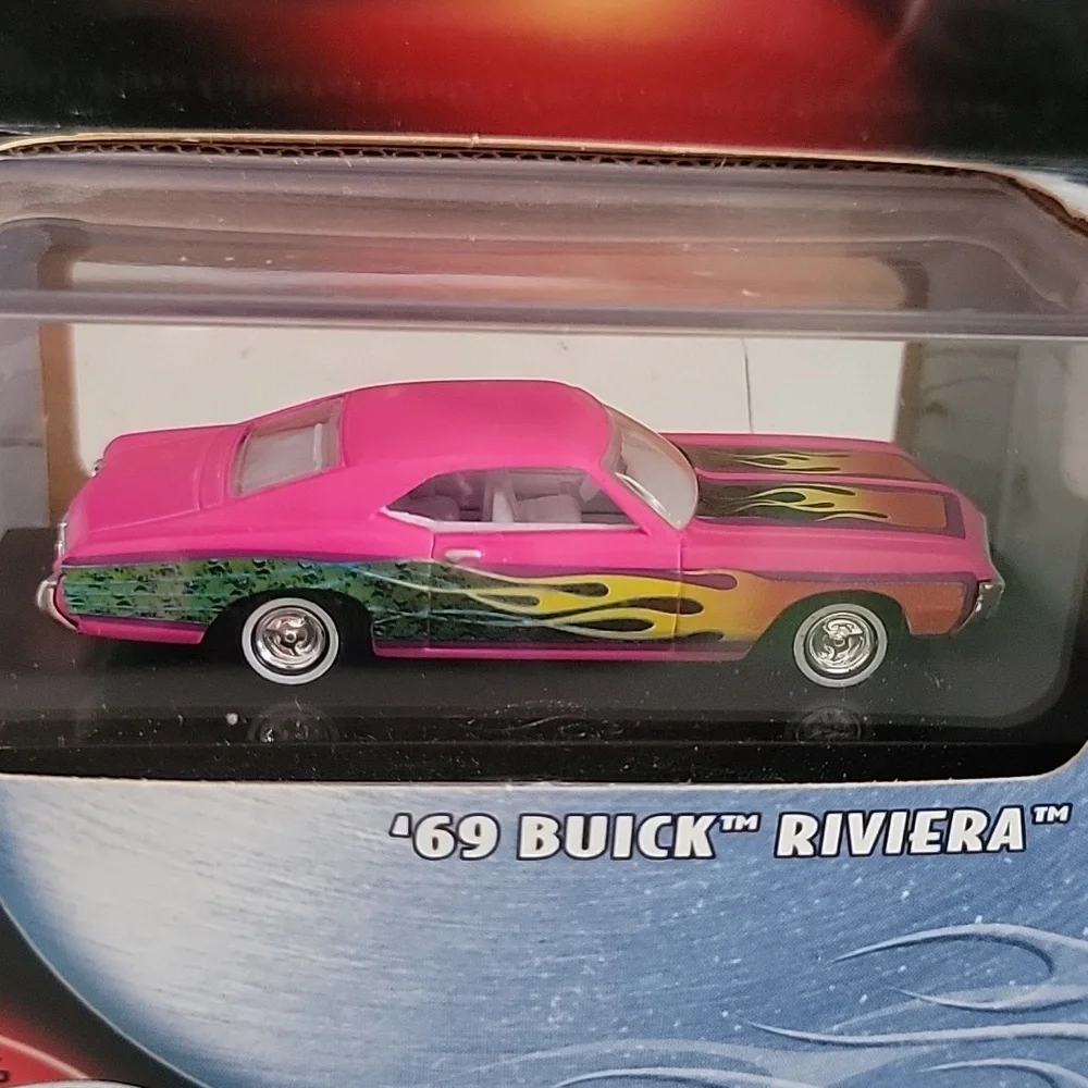 HOT WHEELS 69 BUICK RIVIERA COLLECTIBLE CAR BOXED 2000